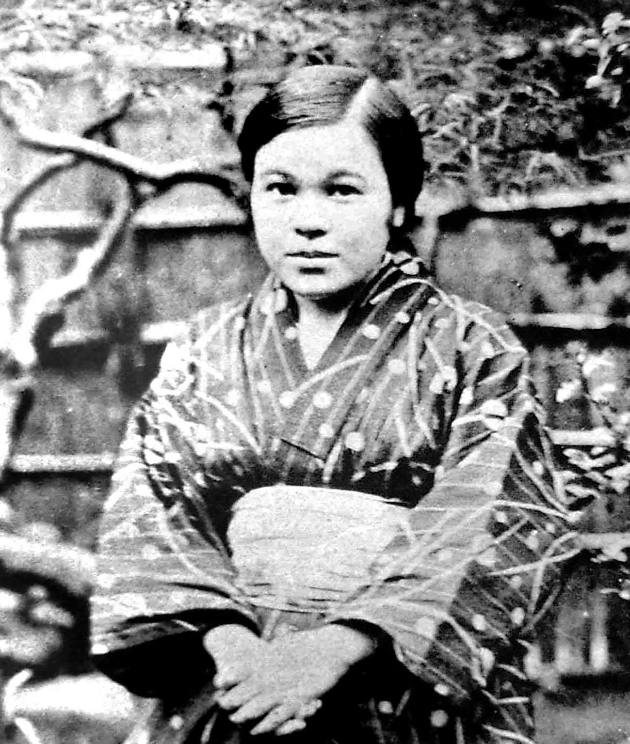 知里幸恵の肖像（単身・庭で撮影）