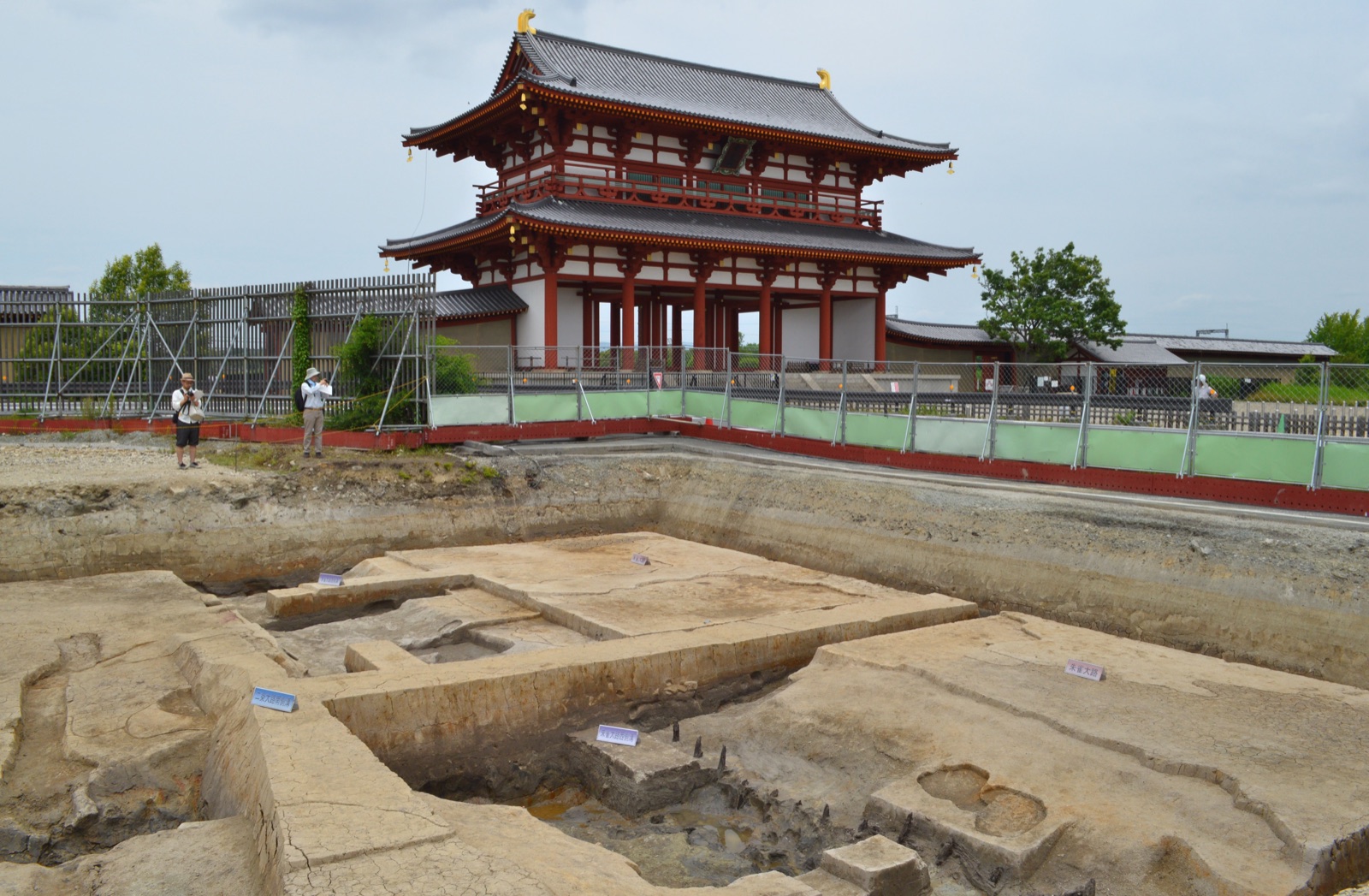 発掘現場ごしに見る朱雀門