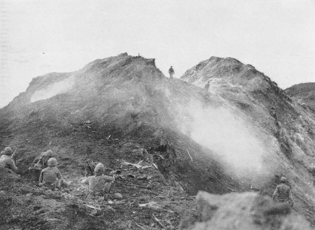 摺鉢山頂の洞窟爆破（1945年2月）