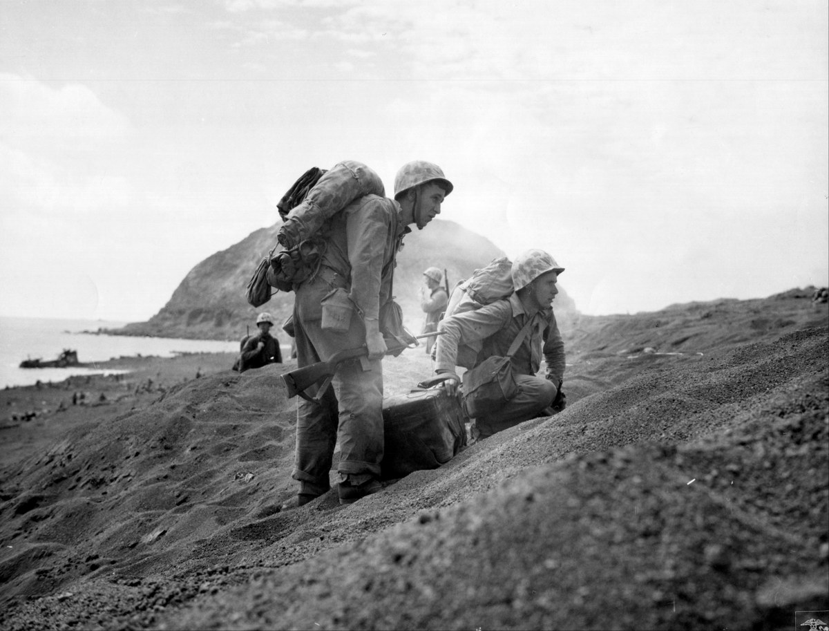 海岸から内陸へ動き出す米兵（1945年2月）
