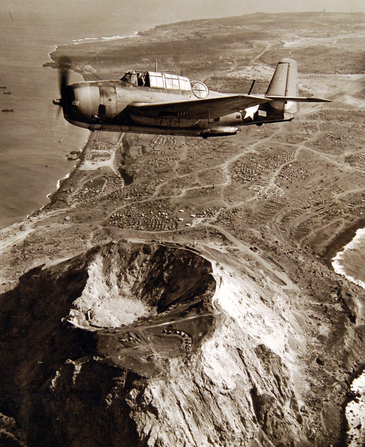確保後の摺鉢山上空（1945年3月）