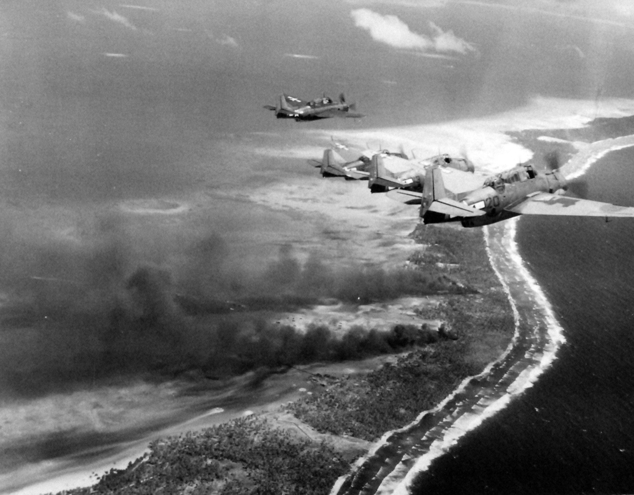 上空から見たマキン環礁（1943年11月20日）