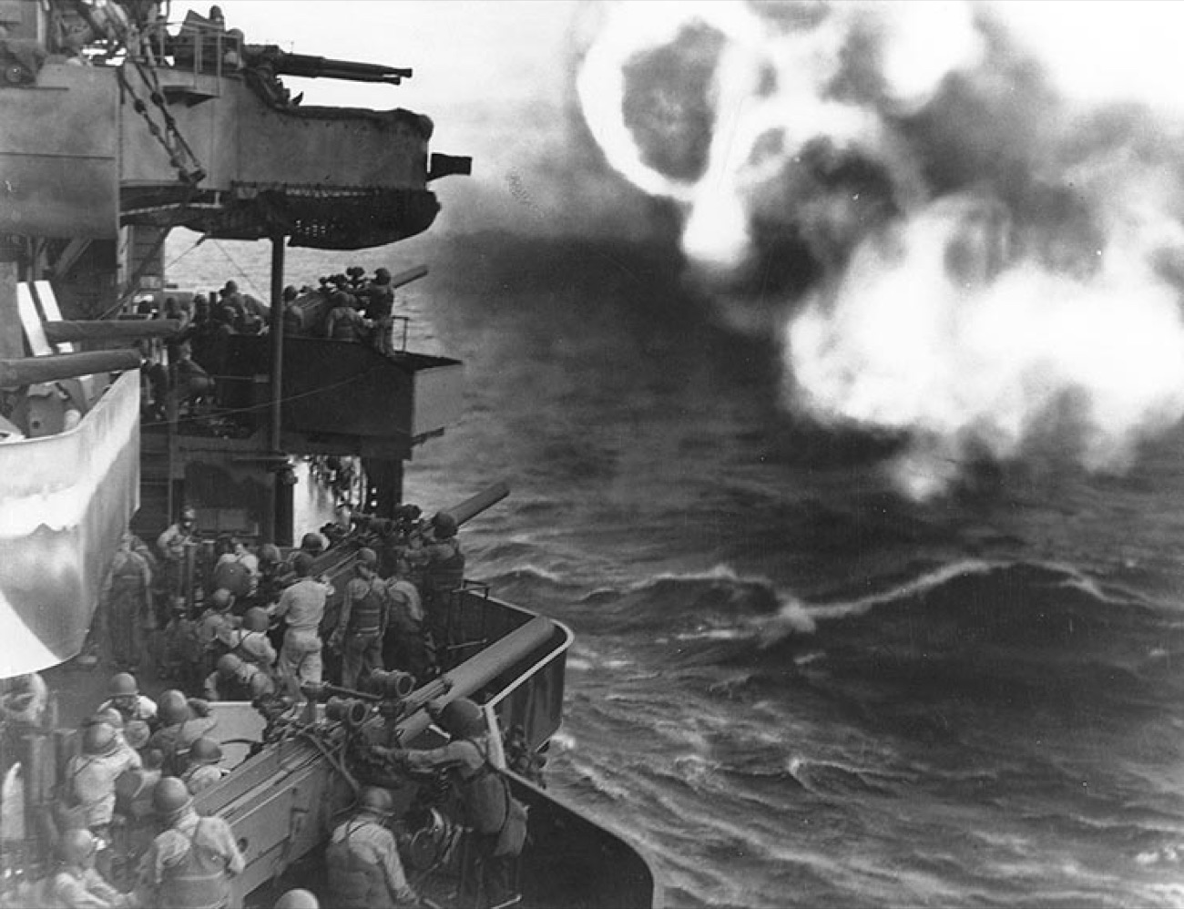 上陸前の艦砲射撃（1943年11月20日）