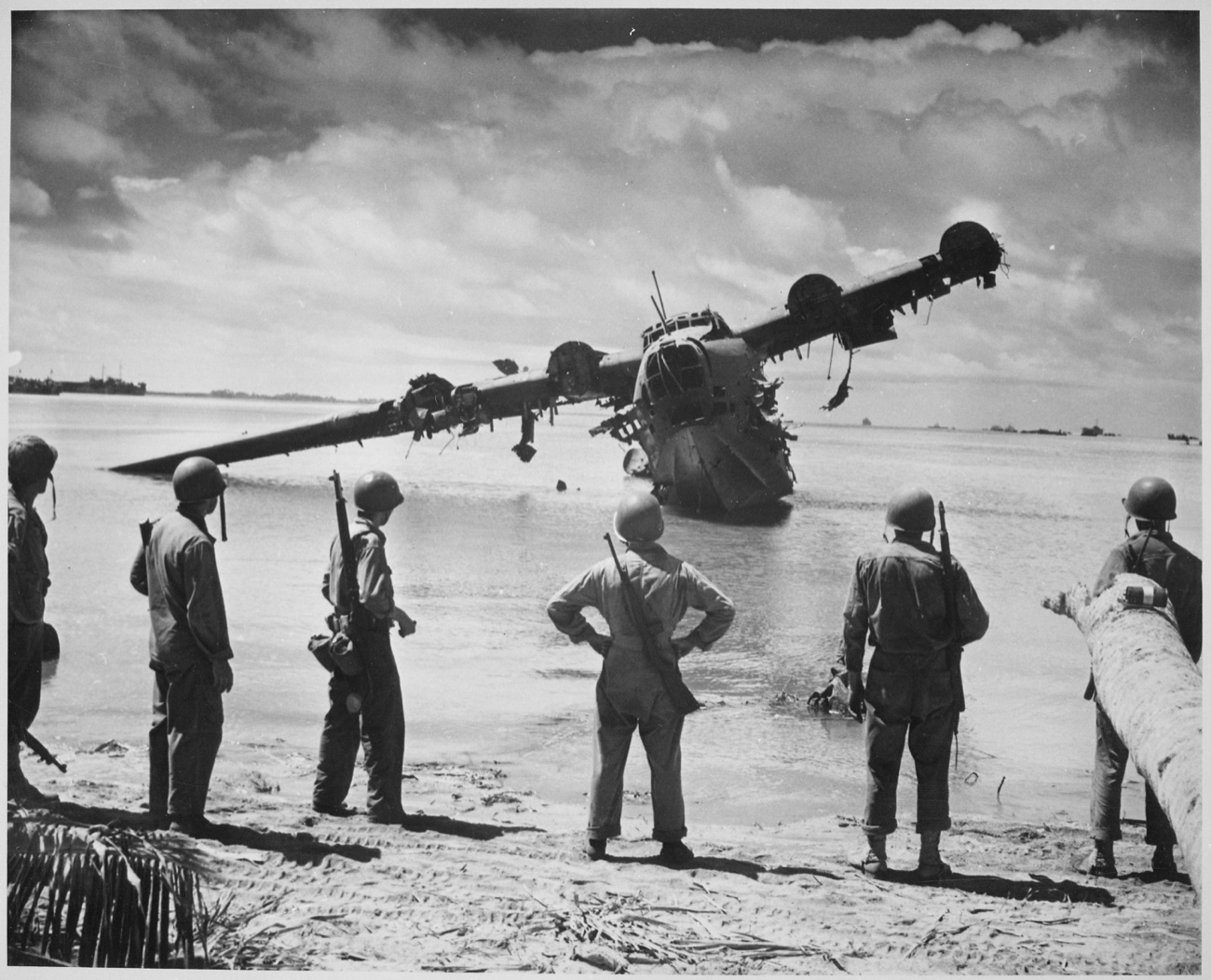 ラグーンに傾いた日本軍の飛行艇を見る米兵（1943年）