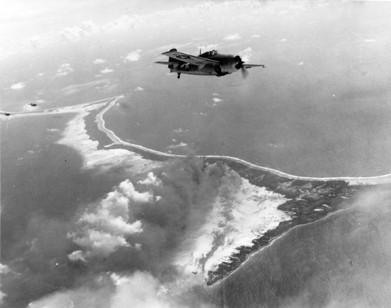 マキン上空の米艦載機（1943年11月20日）