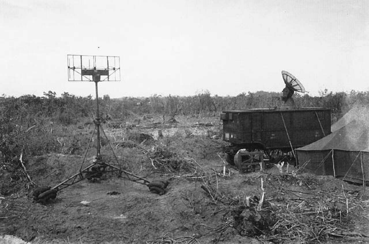 飛行場に据えられた対空レーダー（1944年）