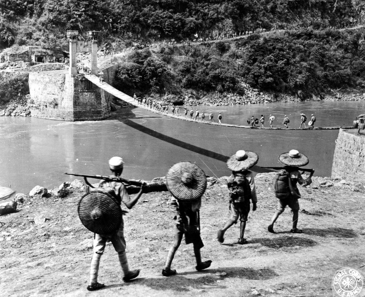 物資を担いで山を越える兵たち（1944年7月）