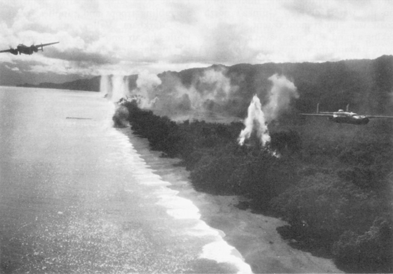 ウェワク地区を爆撃するB-25（1943年8月）