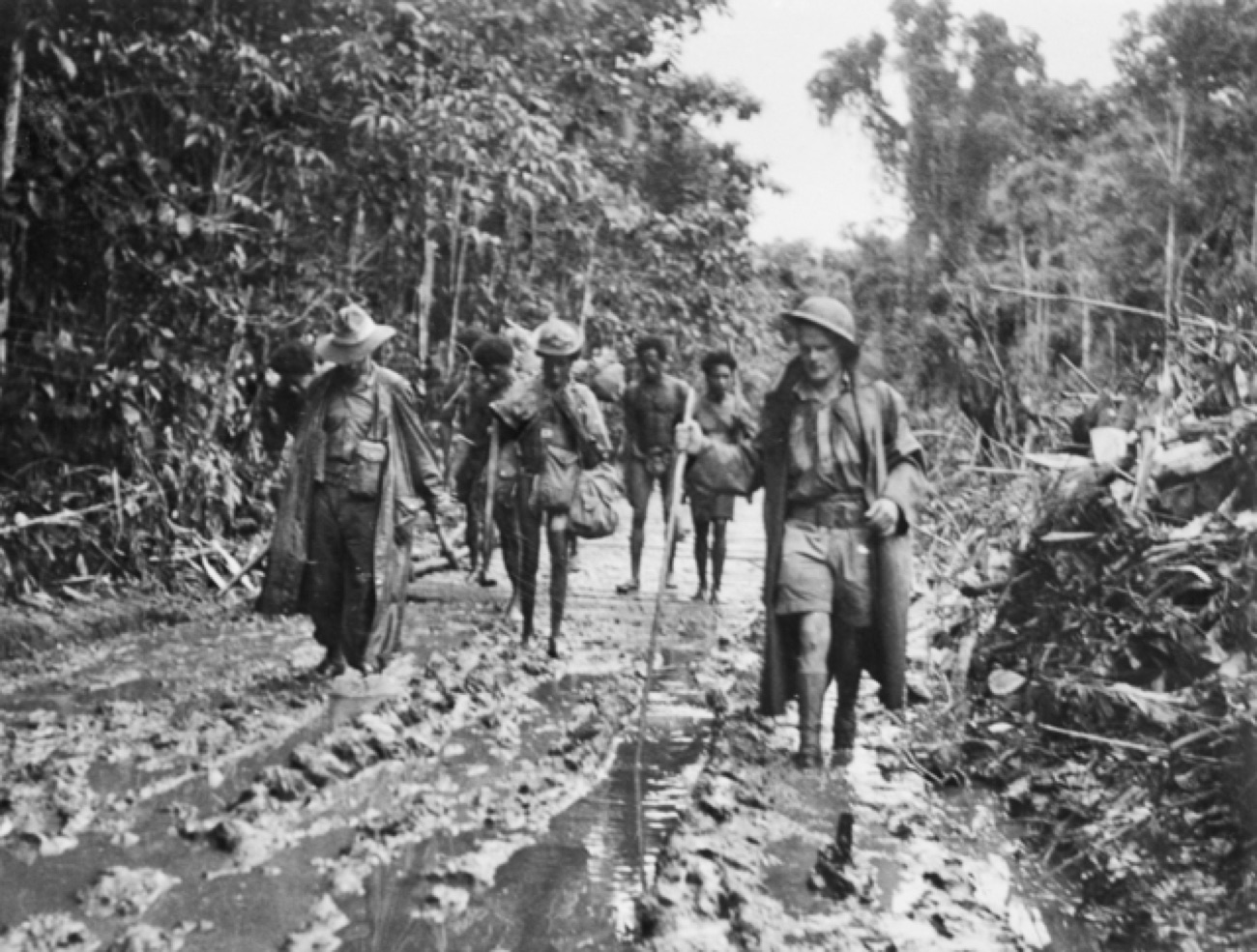 泥濘のニューギニアの行軍路（1943年1月）
