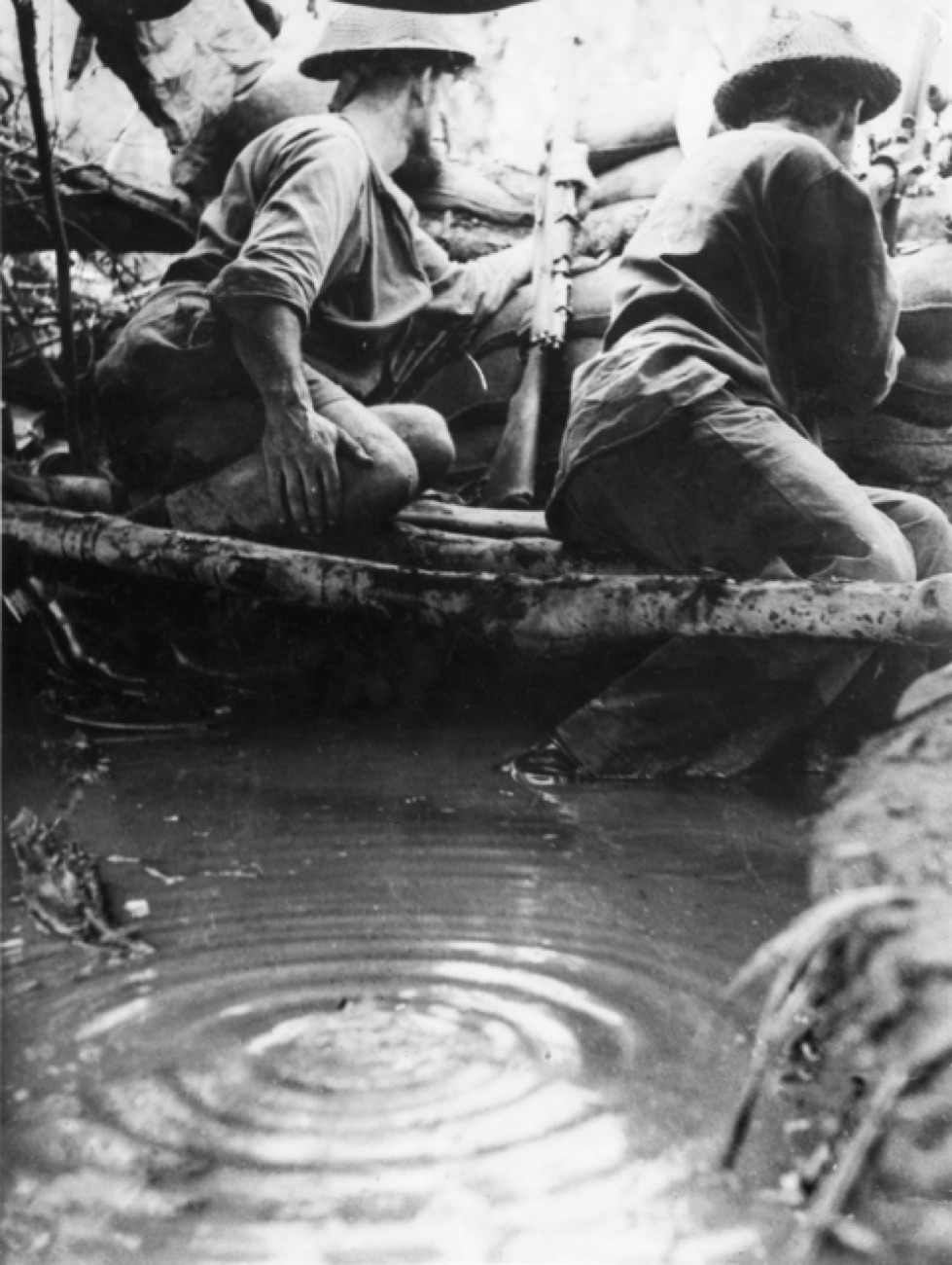 雨水の溜まった最前線の壕（1943年1月）