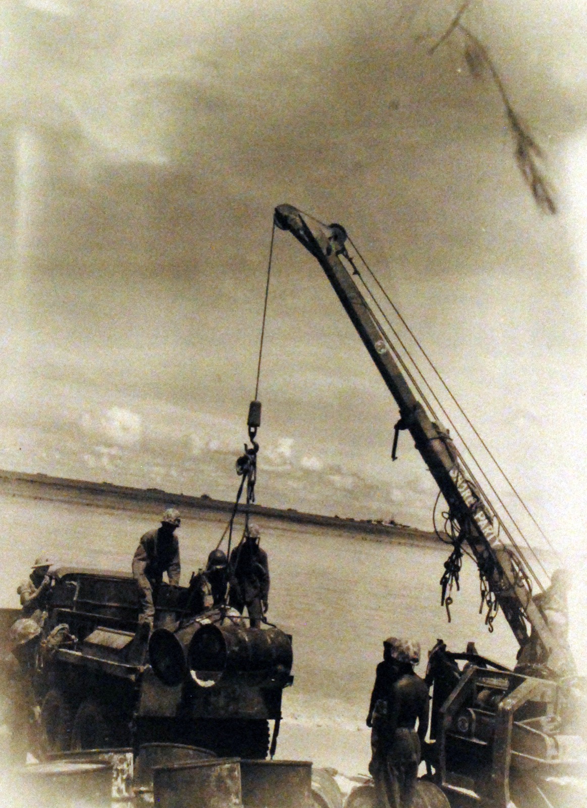 浜で燃料と油を積む（1944年10月）