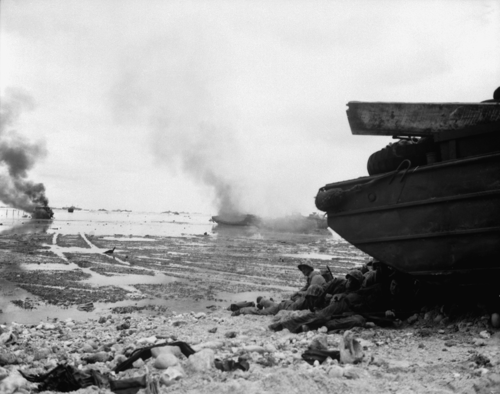 1944年9月、ペリリュー島へ向かう上陸用車両