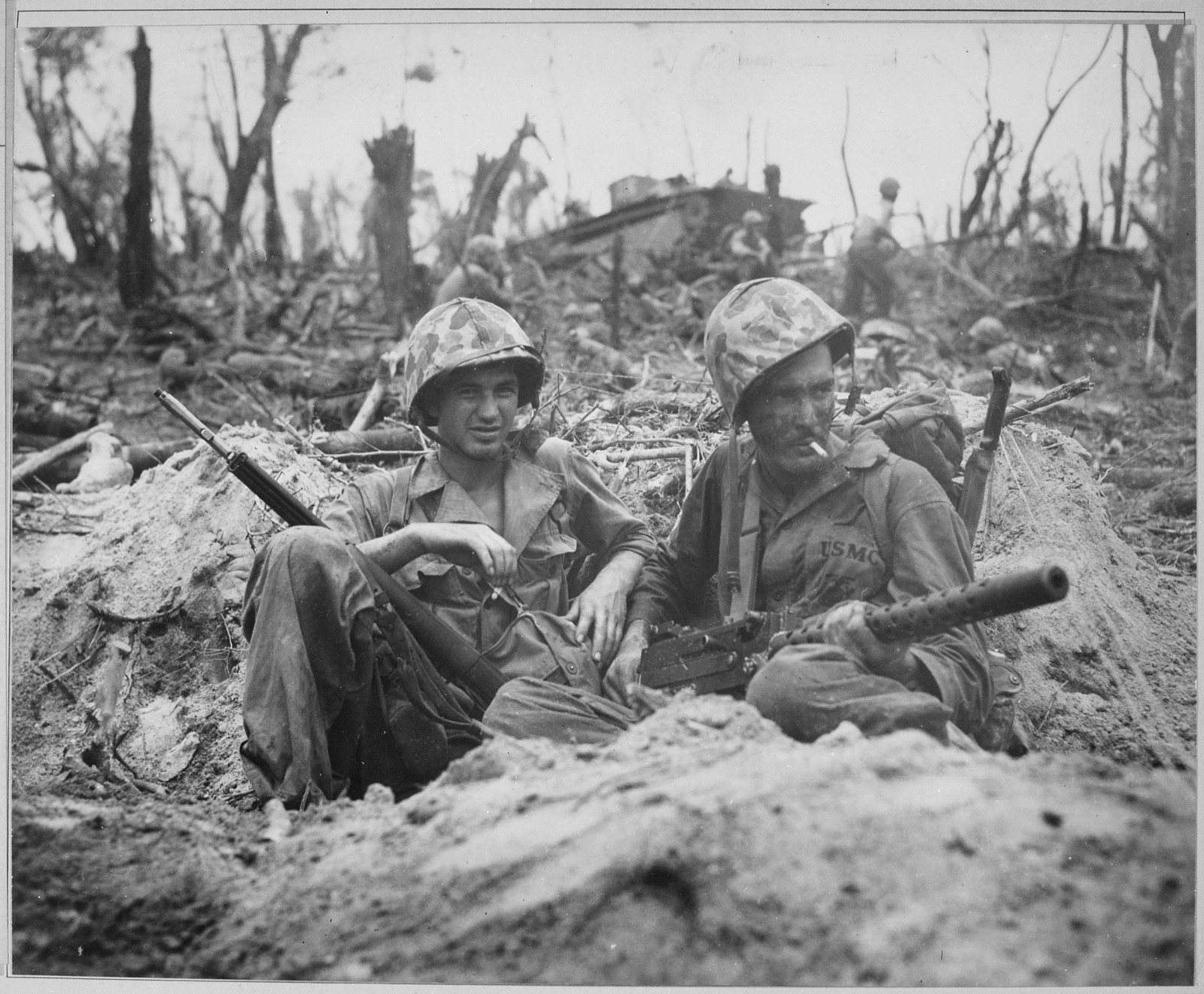 ペリリュー島で一服する二人の海兵隊員（1944年）