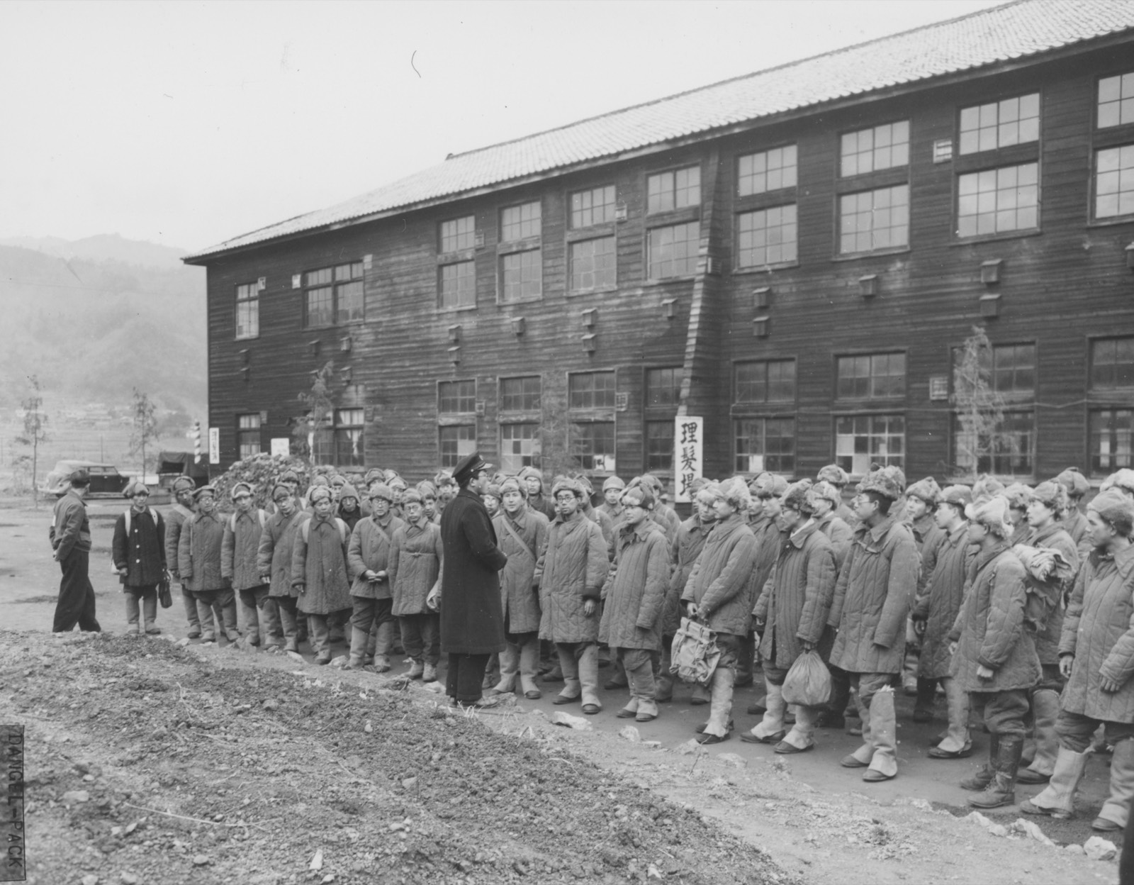 1950年1月23日、舞鶴引揚援護局に到着した帰還者の列